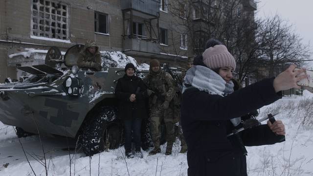 Dokumentarac 'Zemlja je plava poput naranče' - majčinstvo pod udarom ruskih projektila...