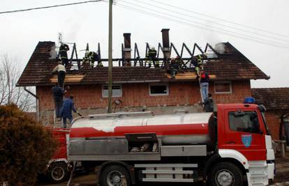 Požar je uništio krovište kuće osmeročlane obitelji u Gradcu