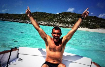 Još je pravi 'macan': Antonio Banderas pozira u kupaćima