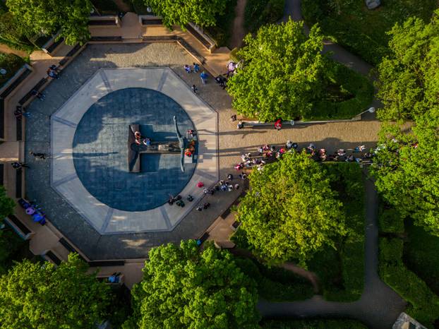Međugorje: Poslijepodnevna misa ispred crkve sv. Jakova na Uskrs
