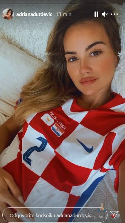 Adriana Đurđević objavila fotku u dresu, iz kreveta s trudničkim trbuščićem navija za naše dečke