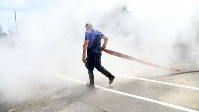 Zagreb: Na Aveniji Dubrovnik kod Utrina pukao vrelovod