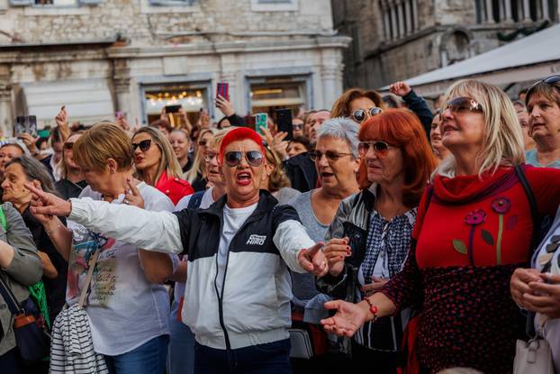 Split: Građani se okupili u spomen na Halida Bešlića na gradskoj Pjaci