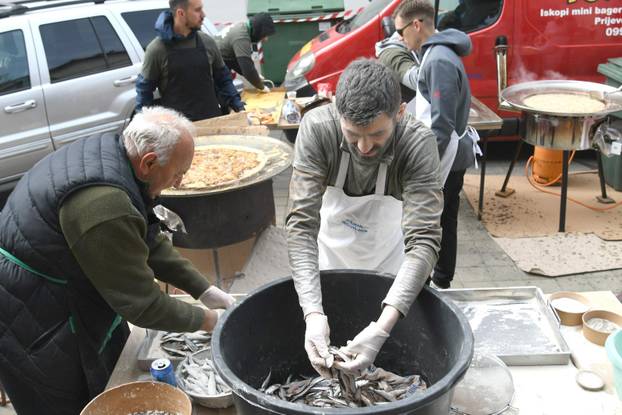 Bjelovar: Na Veliki petak građanima podijeljeno oko 1.000 porcija ribica