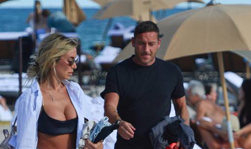 Totti nakon razvoda uhvaćen na plaži s novom djevojkom Noemi