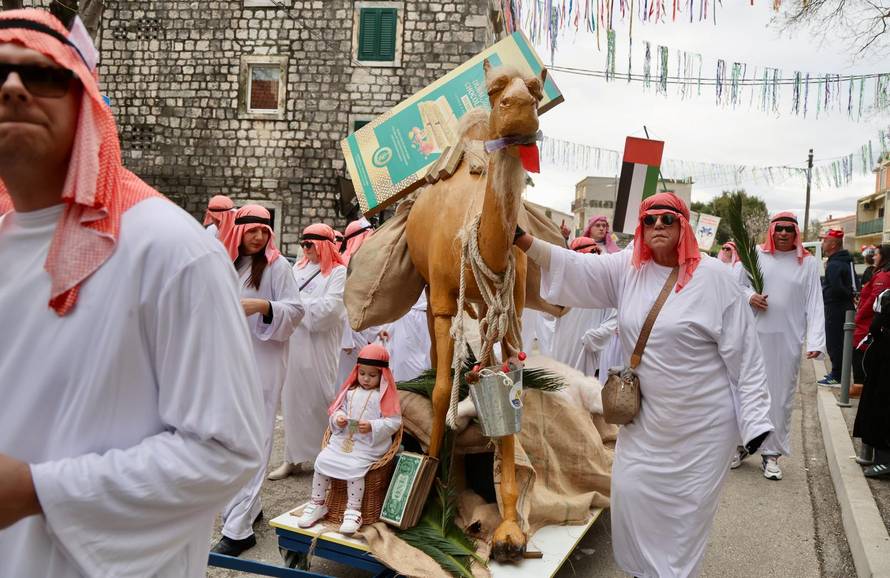 Kaštel Kambelovac: Održan Kambelovski krnjeval i zapaljen krnje “ Yugo”
