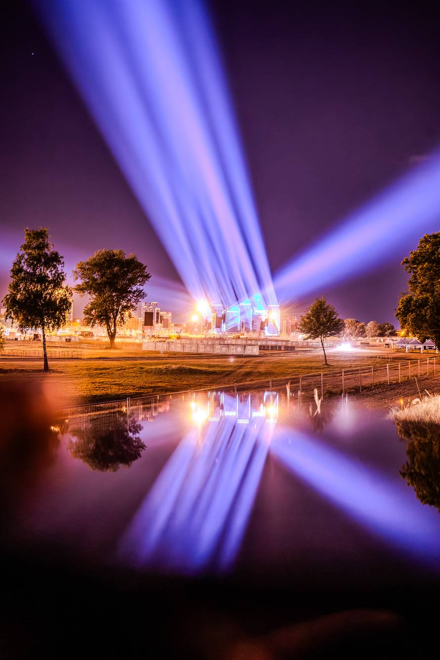 Zagreb: Spektakularna svjetlosna proba na Hipodromu uoči Thompsonovog koncerta