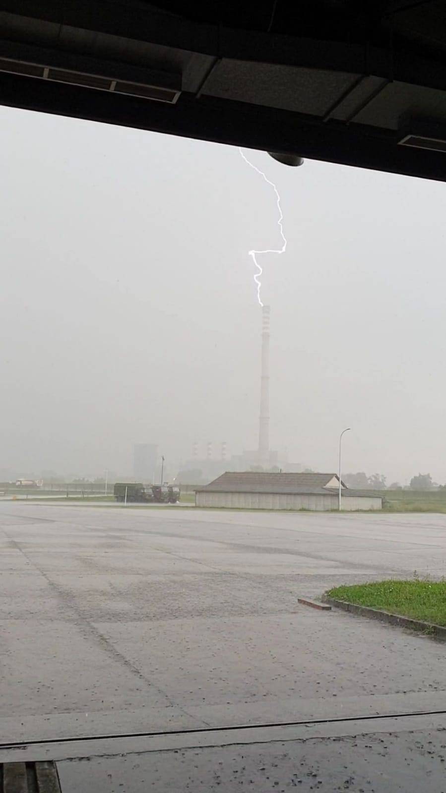 Crni oblaci i munje nad cijelim Zagrebom: Grom zapalio kuću