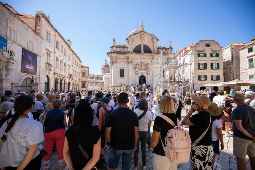 Visoke temperature i turističke gužve u Dubrovniku