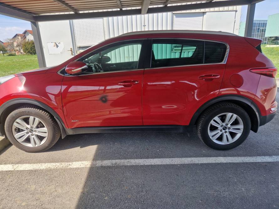 Sramota u Sopnici. Maskirani tip išarao Gospin kip i ispisao nacističke simbole: 'Gnjusno!'