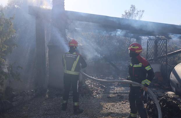Požar u Vinišću stavljen pod kontrolu, policija istražuje uzrok