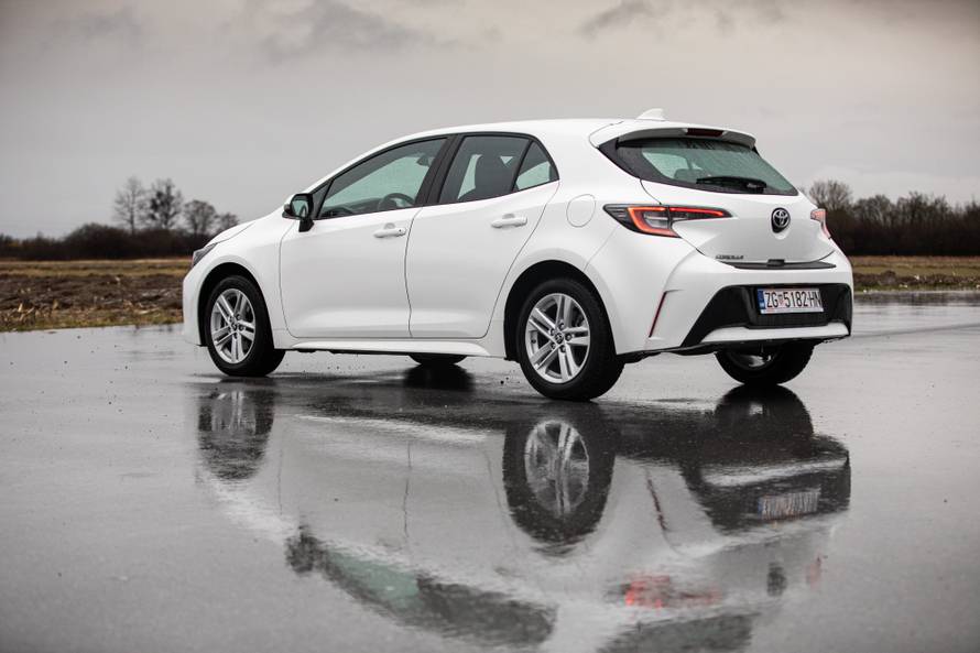 Bez hibrdnog pogona nije tako štedljiva, ali je vrlo povoljna