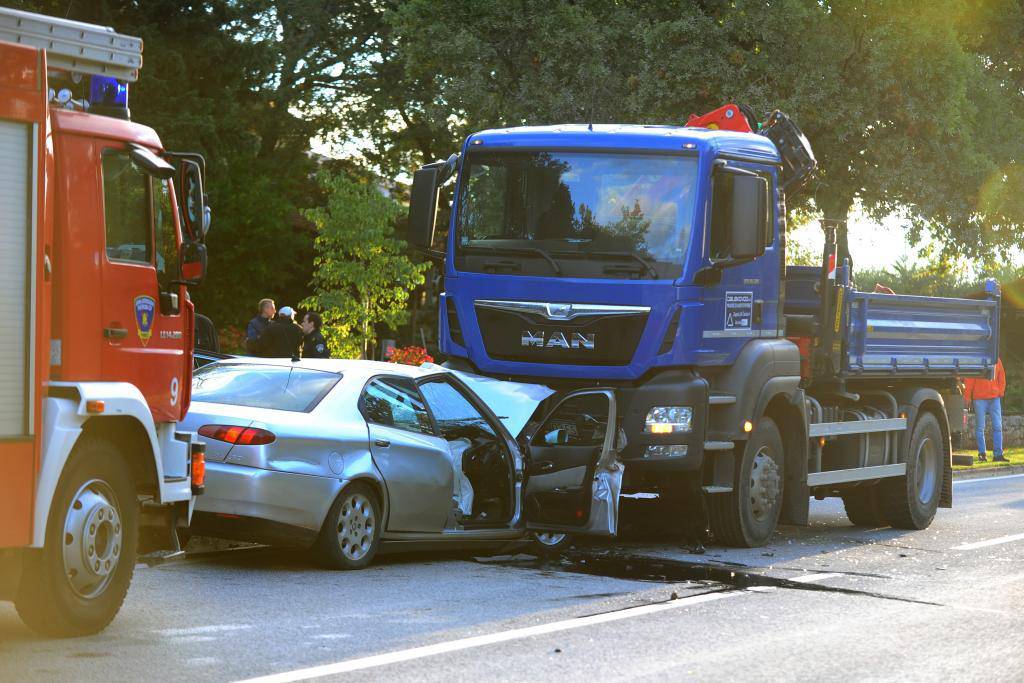Frontalni sudar auta i kamiona: Na mjestu poginuo vozač Alfe