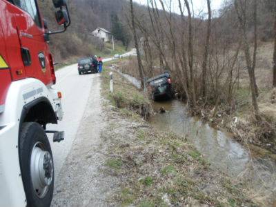 Vozačica sletjela u potok kod Krapine, vozilo izvlačio kran