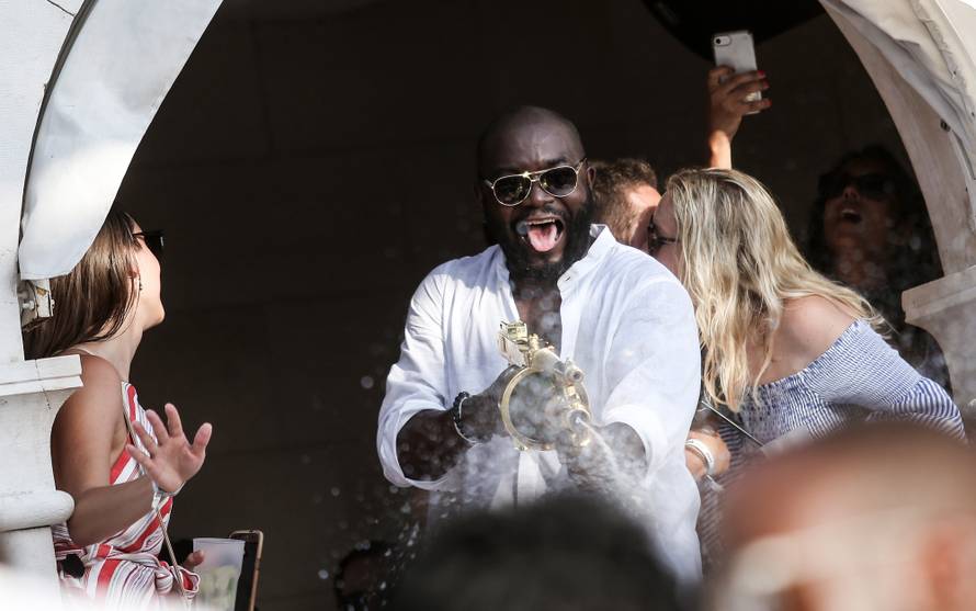 Razuzdana zabava na Hvaru: Gole grudi i potoci šampanjca