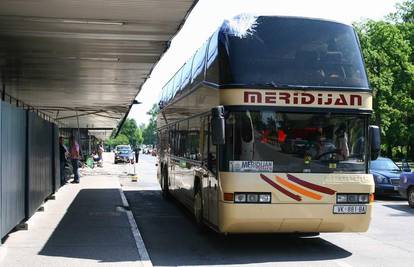 Bus pun djece zabio se u nadstrešnicu u zračnoj luci