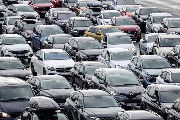 Početak skijaškog tjedna i kraj blagdana uzrok je gužve na graničnom prijelazu Bregana