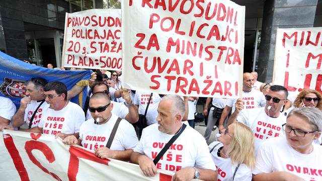 Zagreb: Prosvjed Sindikata pravosudne policije ispred Ministarstva pravosuđa