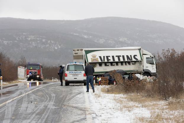 FOTO Mjesto strašne nesreće kod Trilja: Sudarili se kamion i auto. Poginula je jedna osoba