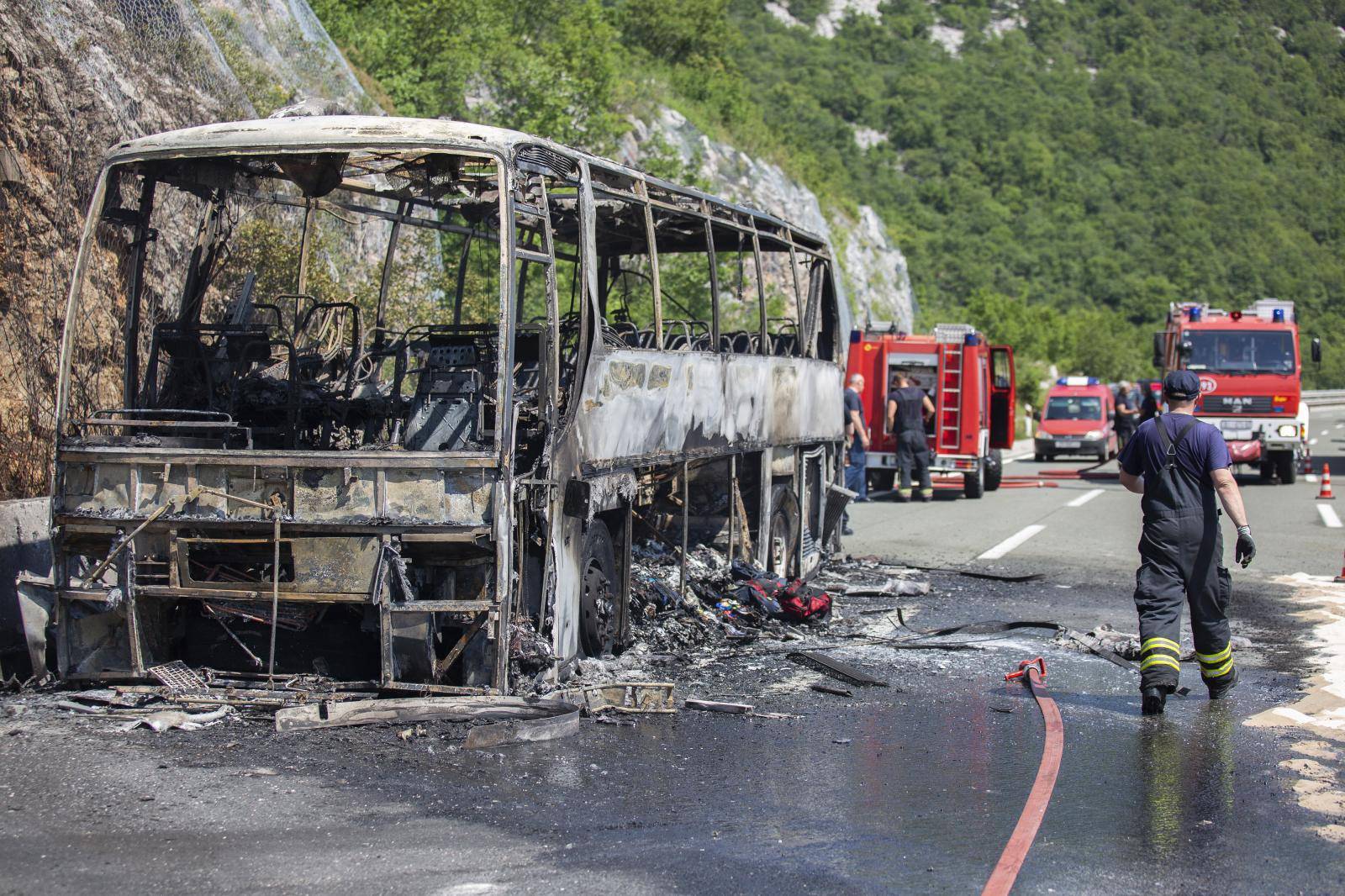 Na autocesti kod Rijeke u potpunosti izgorio autobus