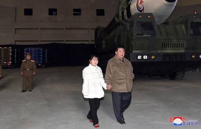 Kim Jong-un javnosti pokazao kćer: Poveo je da skupa gledaju testiranje balističke rakete