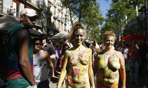 Polugoli 'čudaci' prošetali su Barcom u body paintu