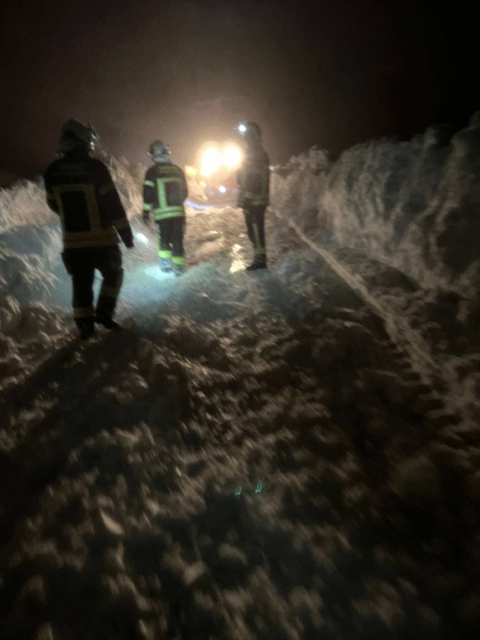 VIDEO Drama u Lici: Vatrogasci spasili 48 ljudi iz snježne oluje!