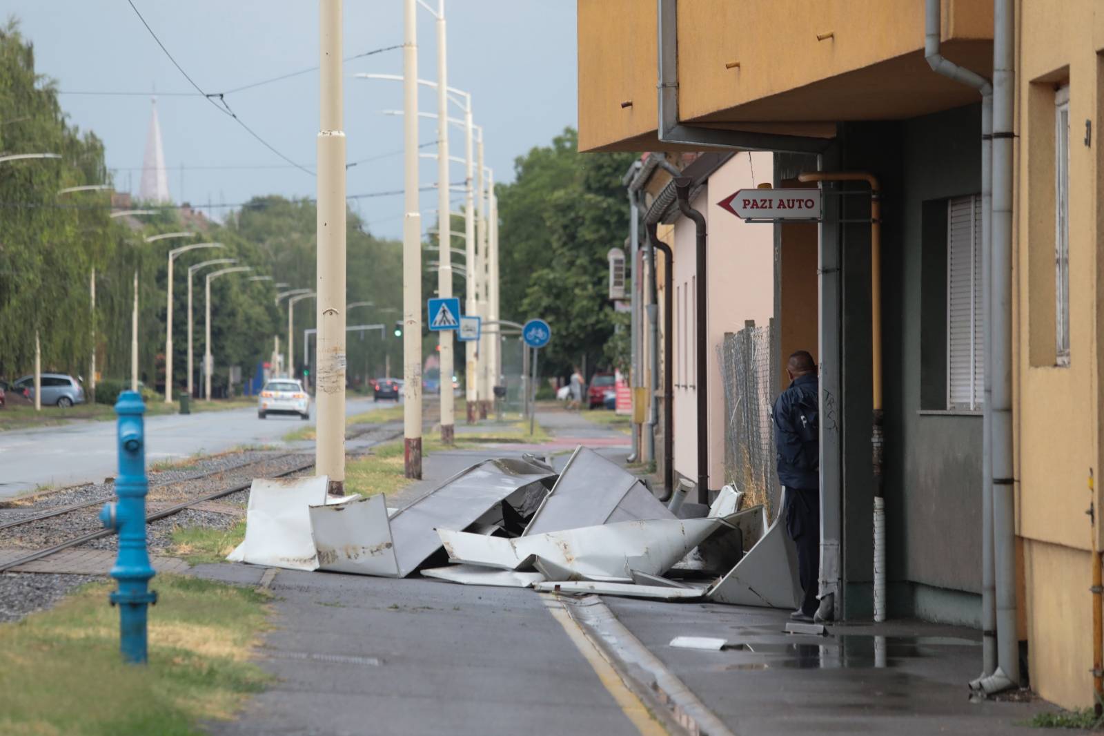 Osijek: Jako nevrijeme otkinulo limeni krov sa zgrade