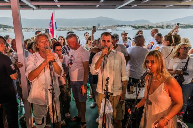 Split: Koncert u čast Oliveru Dragojeviću  na trajektu za Velu Luku