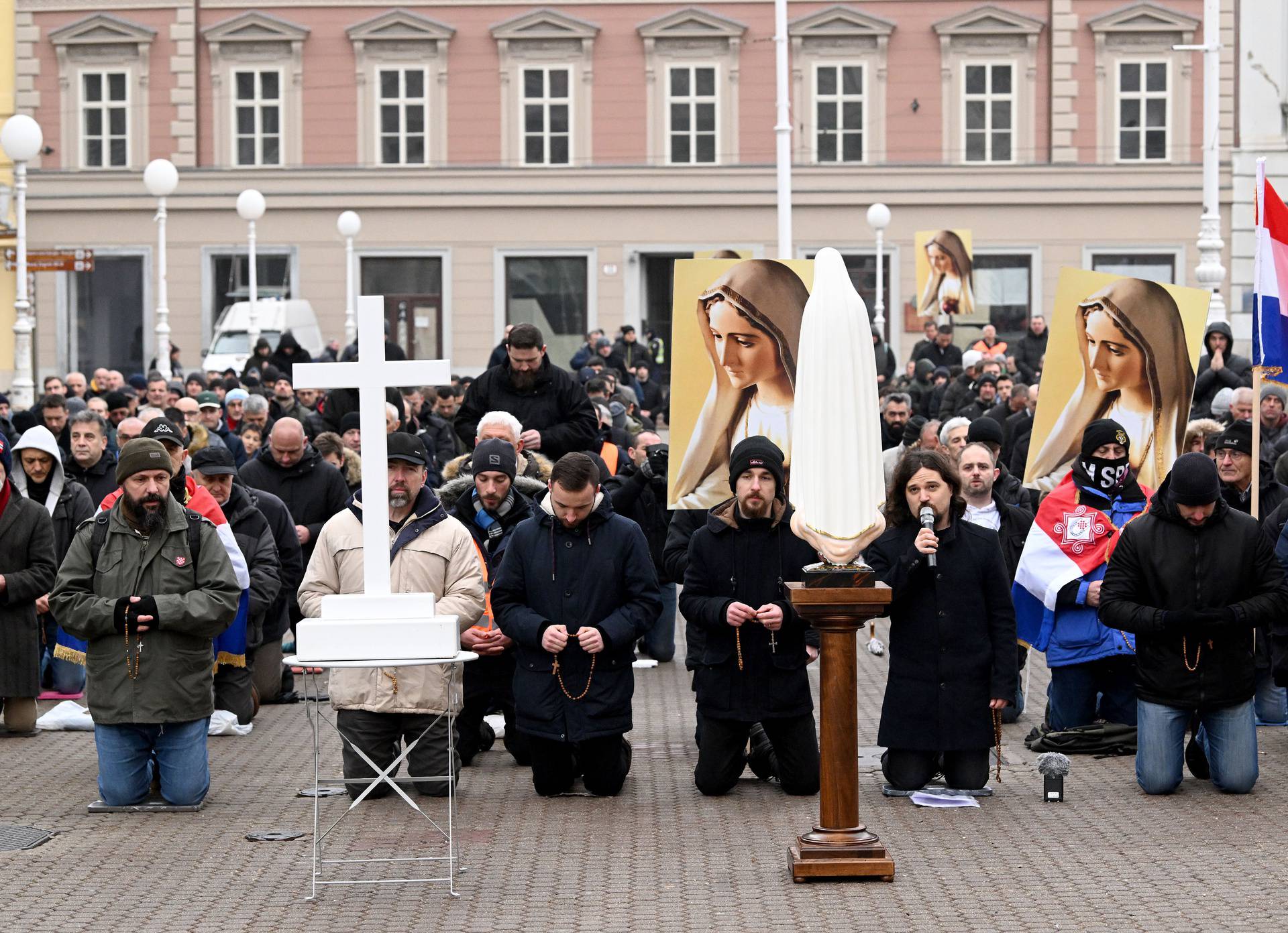 Zagreb: Muškarci na Trgu bana Josipa Jelačića molili krunicu