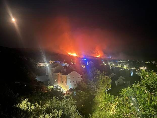 FOTO Pogledajte strašnu buktinju s Brača: Vatrogasci su se s požarom borili cijelu noć