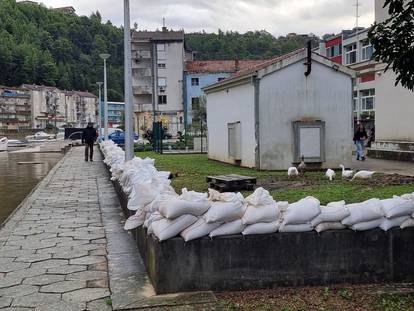 FOTO Sava se izlila iz korita u Zagrebu, Kupa raste i stvara nemile probleme u Karlovcu