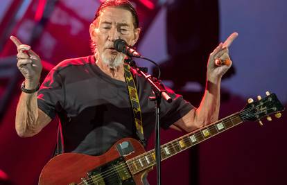 Šok na koncertu: Chris Rea se srušio na bini i počeo se tresti