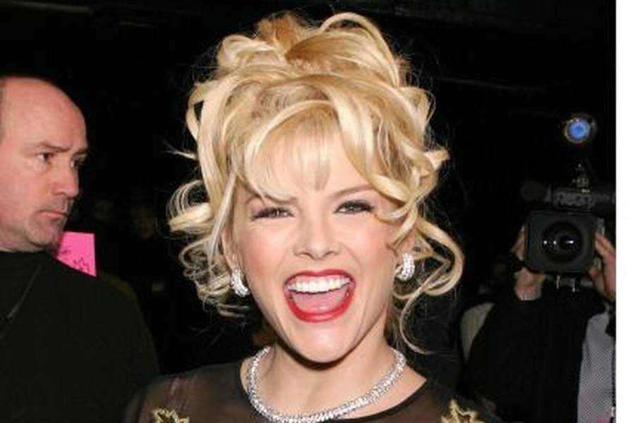 Anna Nicole Smith dies aged 39