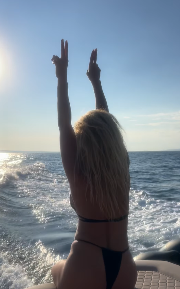 FOTO Ma, kakva jesen! Njima je još vruće! Seksi mama Renata i Žanamari oduševile u tangama