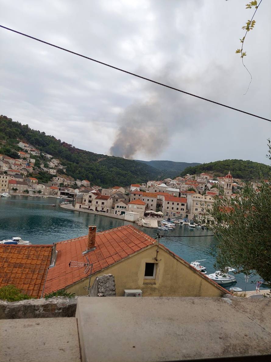 Gori na Braču: 'Grom je puknuo tako jako, cijelo selo se treslo'