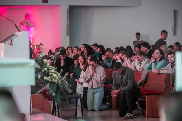 Split: U crkvi Srca Isusova održano je klanjanje za mlade kao odgovor na Noć vještica