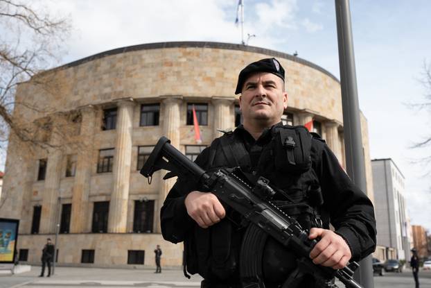 Ispred Palače Republike Srpske u Banjoj Luci policajci s dugim cijevima