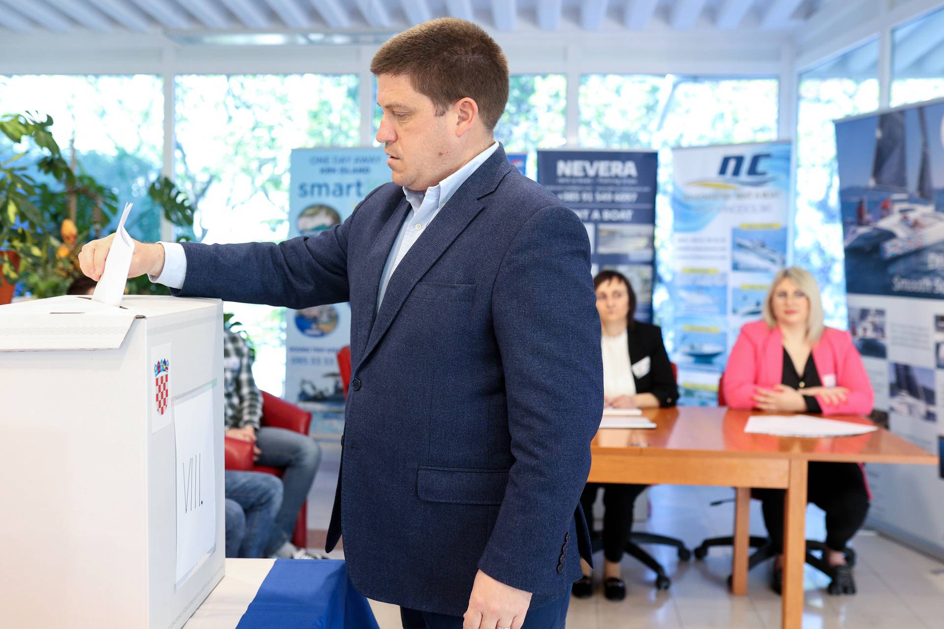 Novi Vinodolski: Ministar Butković glasovao na parlamentarnim izborima