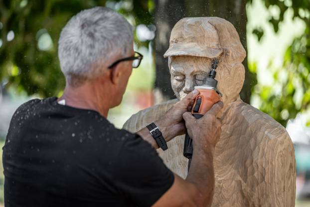 Osijek: 51 Kolonija kipara naive Ernestinovo stvaraju kiparska djela od trupca starog slavonskog hrasta