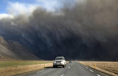 Iz vulkana Eyjafjallajokull i dalje izlazi dim i pepeo