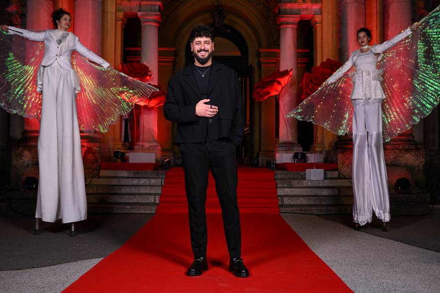 Zagreb: Dolazak uzvanika na dodjelu medijske nagrade "Večernjakova ruža" u Hrvatskom narodnom kazalištu