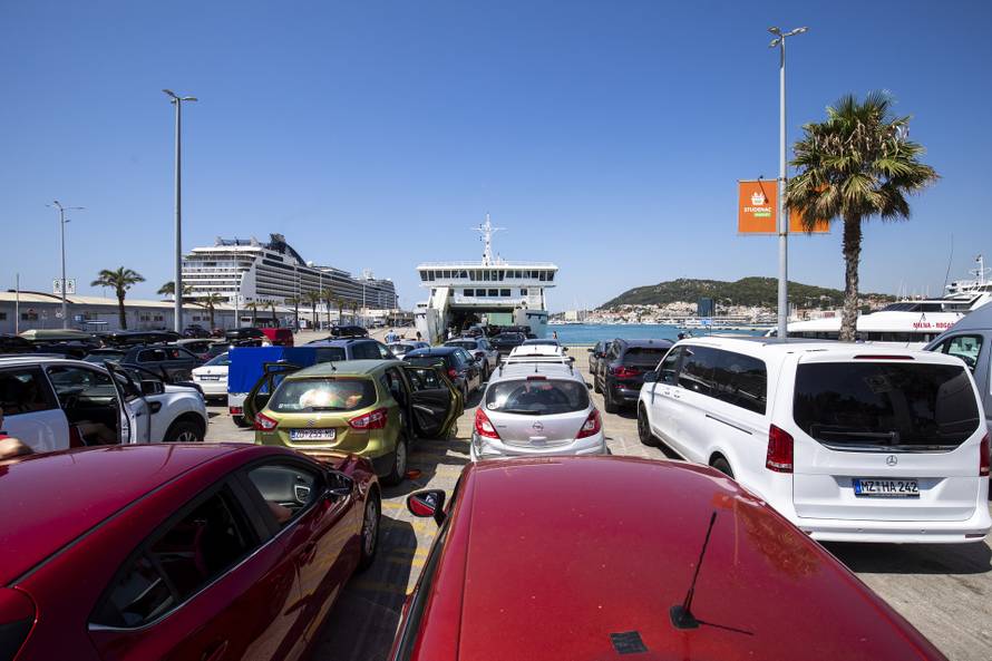 Vikend gužve u splitskoj trajektnoj luci