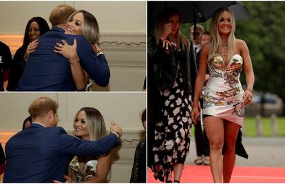 Rita Ora se našla u zagrljaju princa Harryja iza pozornice