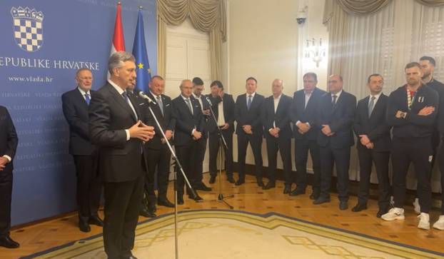 FOTO Plenković dobio dres s potpisima rukometaša: Uživajte danas. Uvijek razveselite narod