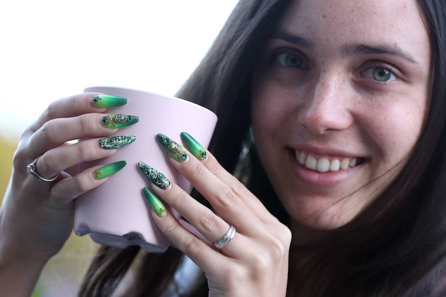 'Pitaju me kako s tim noktima brišem stražnjicu nakon nužde'