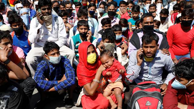 Najmanje 12 ljudi poginulo je u stampedu u  indijskom svetištu