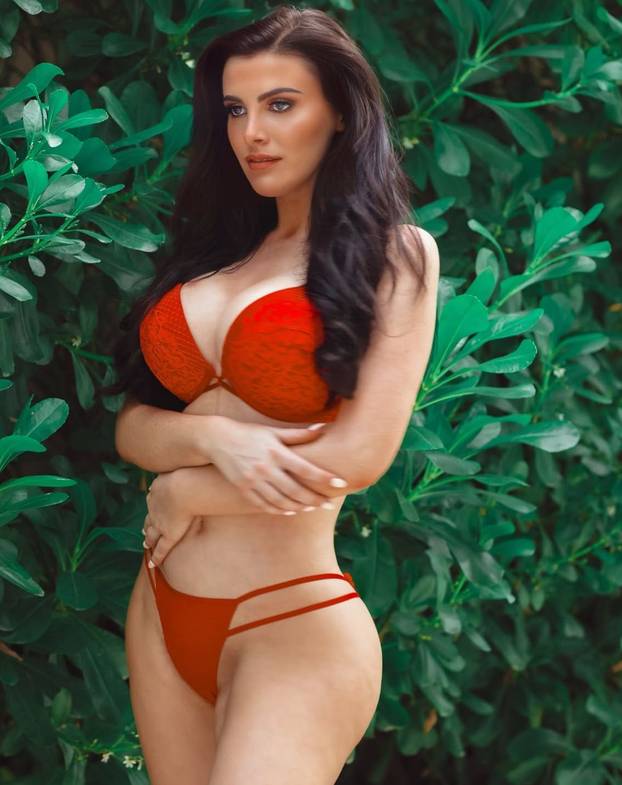 FOTO 'Svi misle da sam glupa jer poziram gola, a završila sam studij na Harvardu!'