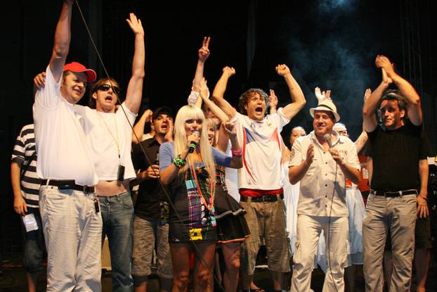 ARHIVA - 2009. Split: Uz hitove Dina Dvornika obožavatelji igrali picigin na Ba?vicama