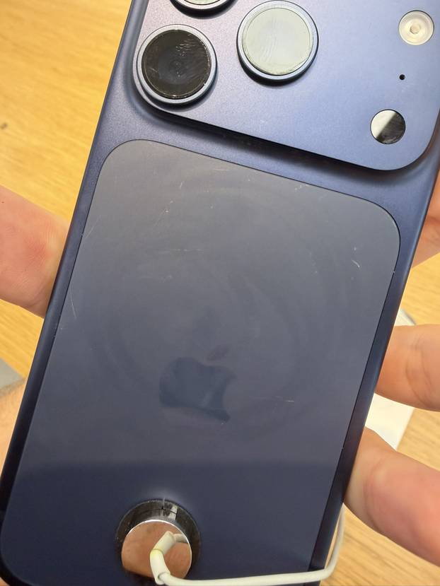 FOTO Korisnici novog iPhonea 17 bijesni: 'Ogrebe se u roku keks'